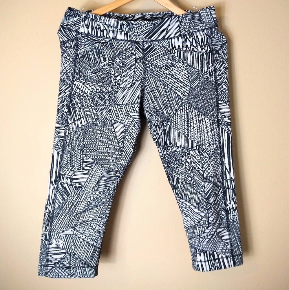 UNDER ARMOUR Sz 2 workout crop leggings BLK & WHT